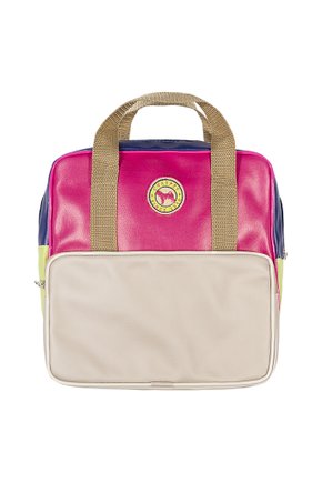 02 mochila aplique logo menina charpey