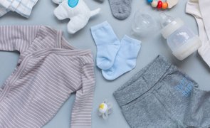 varias peças e roupa infantil