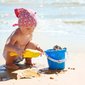 bebê na praia brincando com balde e areia bebê na praia brincando com balde e areia