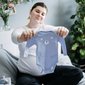 mãe olhando os tamanhos de roupas para bebê mãe olhando os tamanhos de roupas para bebê