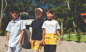meninos usando roupas da marca charpey