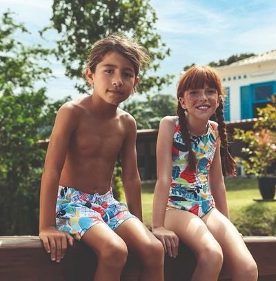 crianças sentadas com roupas de banho