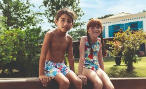 crianças sentadas com roupas de banho