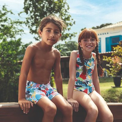 crianças sentadas com roupas de banho