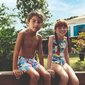 crianças sentadas com roupas de banho
