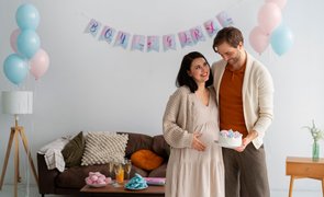 pai e mãe fazendo chá revelação de seu bebê