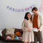 pai e mãe fazendo chá revelação de seu bebê pai e mãe fazendo chá revelação de seu bebê