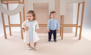 crianças com roupas de bebês estilosas