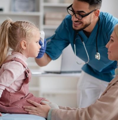 medico atendendo mãe e filha prevenindo a saúde infantil