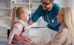 medico atendendo mãe e filha prevenindo a saúde infantil