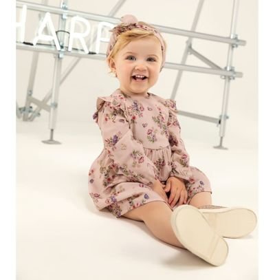 bebê menina usando vestido da charpey
