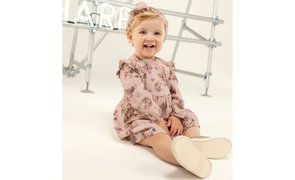 bebê menina usando vestido da charpey