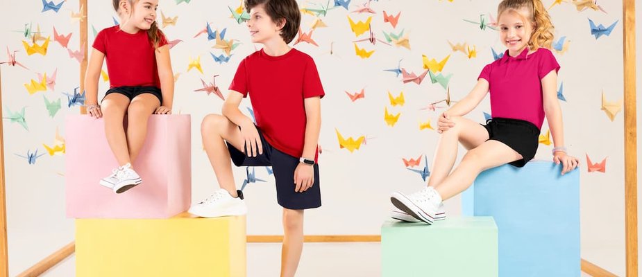 Camisetas infantis: tipos, estilos, cores e acessórios. Camisetas infantis: tipos, estilos, cores e acessórios.