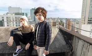 meninos usando roupas da moda infantil