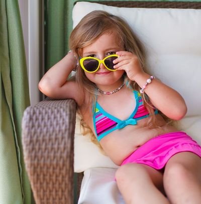 menina usando roupa de banho