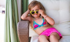 menina usando roupa de banho