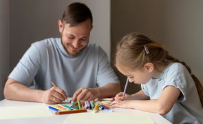 pai e filha desenhando