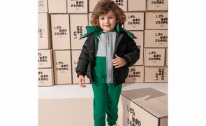menino com jaqueta puffer infantil da charpey